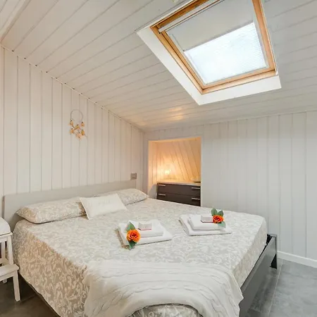 White Paradise Rooftop Stunning Lake View - Happy *